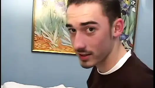 Uzun saçlı sarışın bebek eğiliyor ve ıslak amını domaltarak siktiriyor
