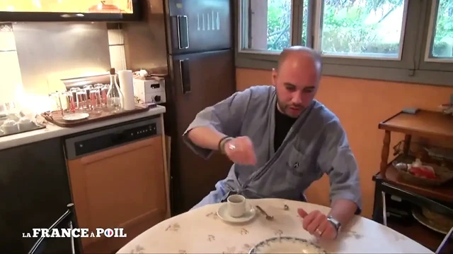Seksi küçük memeli sekreter komşusu tarafından sikiliyor ve dölleniyor