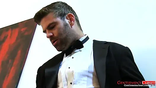 Gentlemenscloset yakışıklı Tyler Benson Sebastian'ın ayaklarını ve zonklayan zonklayan şişkinliklerini yutuyor