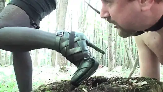 Sahibe ağzına yüksek topuklu ayakkabılar koyarak kölesini cezalandırıyor