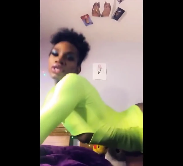 Burada Neon Tanrıça'nızın küçük bir boşalma videosu var. Sadece seni tutmak için.