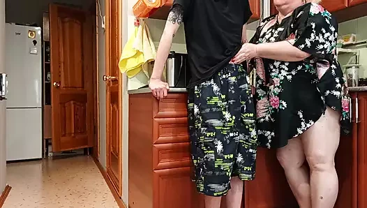 Arkadaşımın ağzına sıcak dölle boşalıyor ve yutuyor