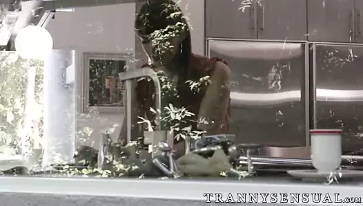 Hunky büyük adam barebacks onun çarpıcı tranny komşu