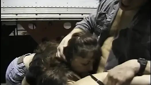İki azgın orta yaşlı seksi kadın şanslı bir yarağı paylaşıyor