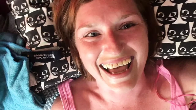 POV'u bitirmek için bacak sallayarak orgazm ile neredeyse hiç durmadan 20 dakikadan fazla fışkırtma
