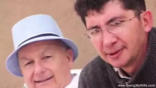 Yeni evli evli kadın tamamen yabancı tarafından sikiliyor