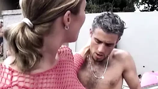 Muhteşem sarışın bir tamirciyle ateşli sikiştik sonra sperm içiyor