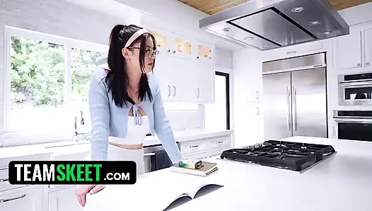 Doğal memeli minyon Ellie Nova sıkı amcığını sert siktiriyor