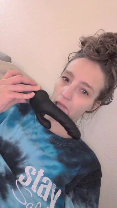 Ateşli anne her yerine boşaldıkça sıkı pembe amcığımda dildoyla yalıyor ve mastürbasyon yapıyor