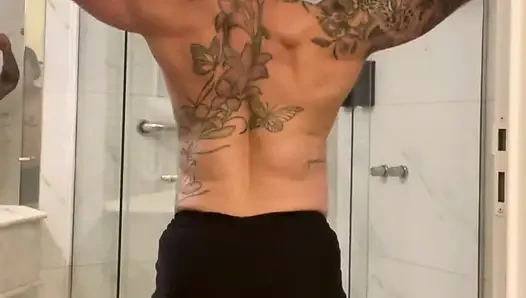 Güçlü kaslı gilf sana hükmedecek