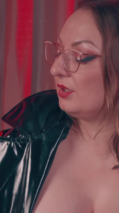 Uzun deri eldivenlerde baskın elle muamele kenar mahvoldu - pvc yağmurluklu ve leopar uyluklu orta yaşlı seksi kadın, cfnm | Klip 1