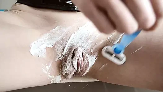 Sıkı tıraşlı amcığıma tap!