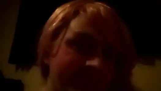 Kadın kılıklı Becky büyük zenci yarağını emiyor