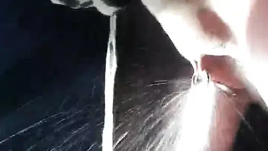 Otoparkta karanlıkta fışkırtıyor