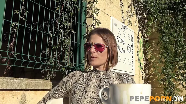 Супер-грудастая мамочка пробует свое первое порно с молодым чуваком!