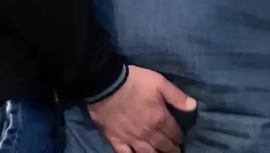 Yabancı eteğin altında külotuma dokunuyor - halka açık edepsiz eller