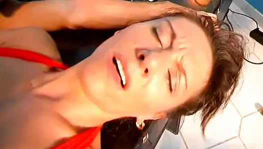 İnce bir Alman kadın götünden sikişten sonra büyük bir yüze boşalmaya bayılıyor