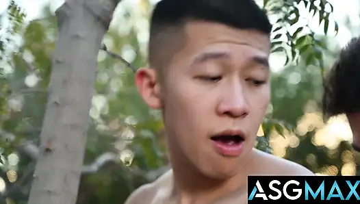 Yan kapı stüdyoları - Asyalı twink ricky lee açık havada parkurda mürekkepli adam tarafından sikiliyor