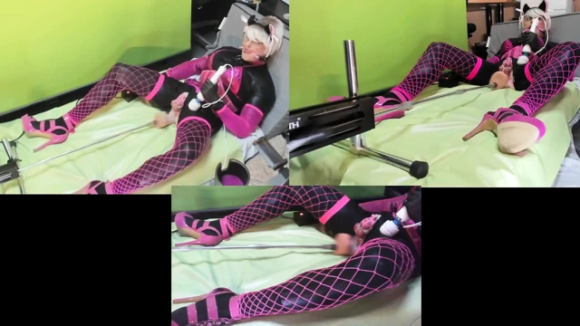 12 inçlik dildo ile taşakları sikiyor