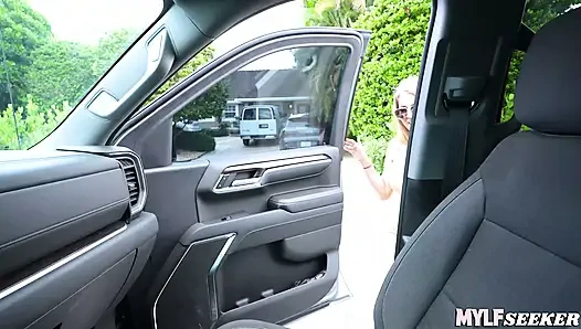 Yakalandı ve sikişmek için yatağa getirildi - gigi dior