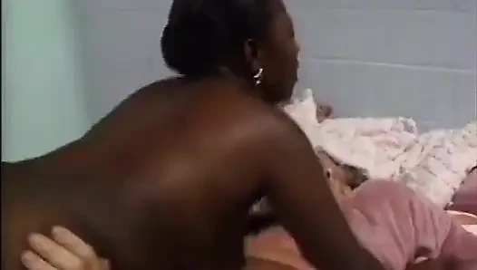 Azgın beyaz adam yatakta düzgün vücutlu siyah bir sürtüğü sikiyor