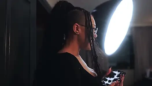 Zenci genç üvey kız üvey babasıyla otel yatağını paylaşıyor