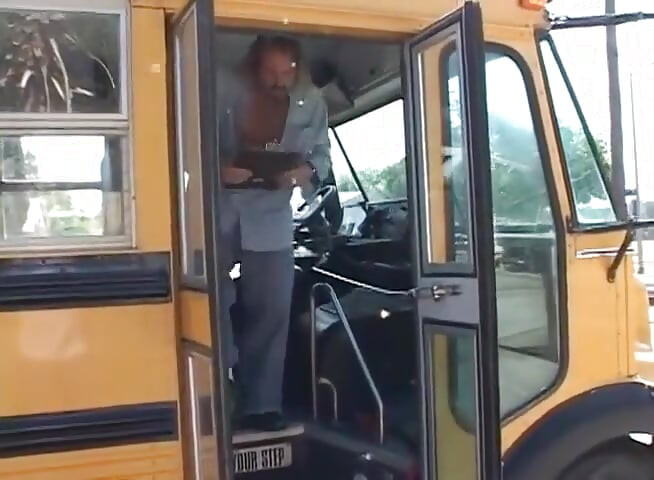 Şoför beni otobüste sikiyor