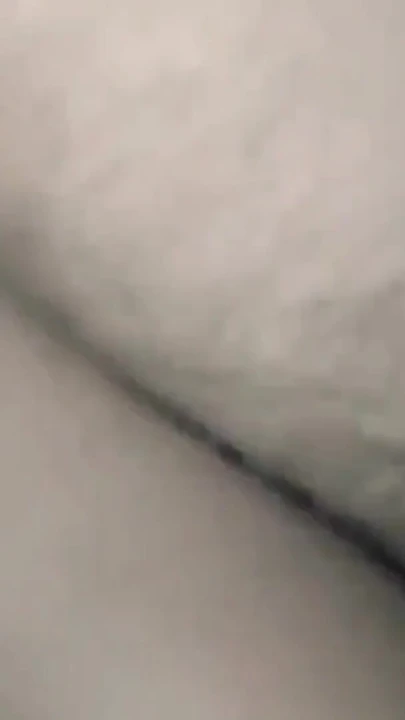 Islak amcığımın içinde onun siktiği yarağıyla yatakta yatıyorum. | Klip 1
