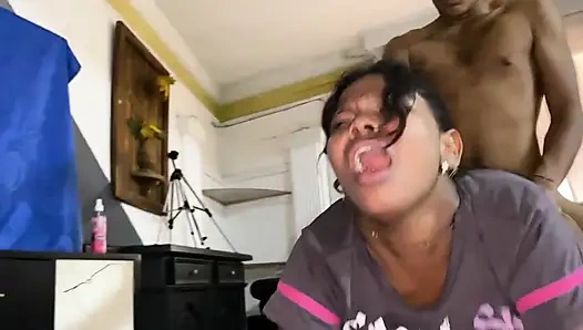 Üvey kızımı odasında yalnız olduğu için sikiyorum