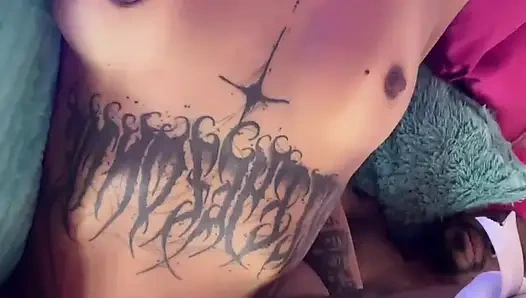 Inked latina wird analysiert