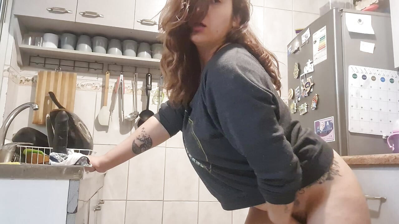 Anne kamerayı fark ettiğinde mastürbasyon yapıyor