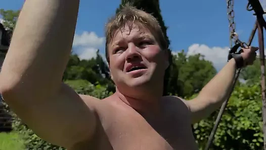 Dominatrix sarışın kölesini kırbaçlarken kendini tutmuyor