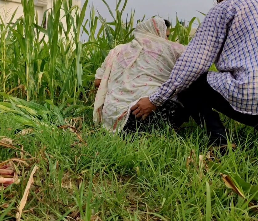 Poor Girl getting Fucked while cutting fodder in the fields.