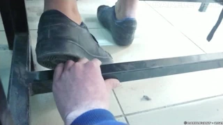 Spor ayakkabılarla sert çiğneme, elle ezme, cht 95