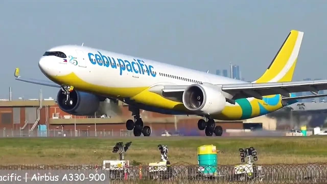 Rüyalarımda her zaman silüetini süsleyen yumuşak kumaşlarla süsleniyorsun, ne kadar sert koyacağımı söylemeni dinliyorum.