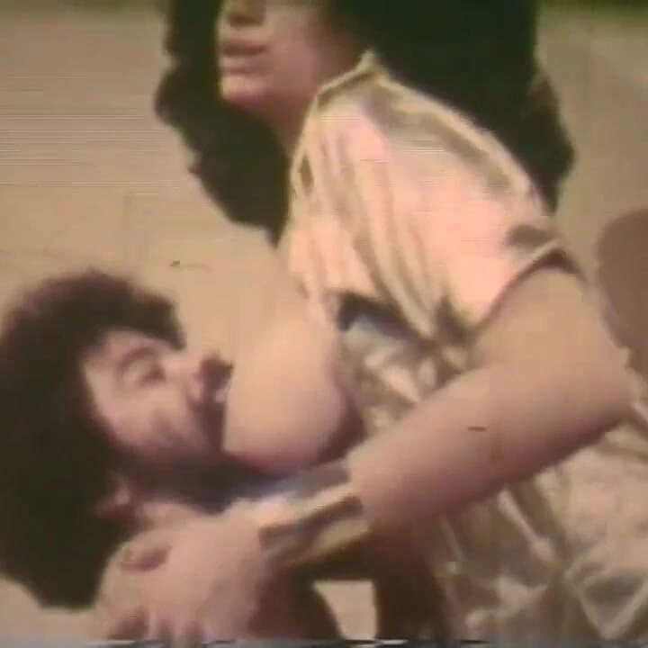 Cüce nostaljik büyük göğüslü zenci kızlarla sikişiyor