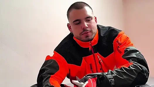 Tyler Blake Hivis iş kıyafeti, kas esnek, dildo oyunu, viteste mastürbasyon yapıyor.