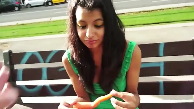 Güzel esmer yatakta sikiliyor ve dölleniyor