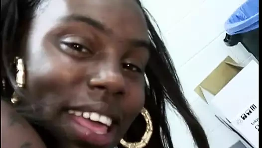 Lüks zenci sürtükler yarak emiyor ve ağızlarını kremle dolduruyor