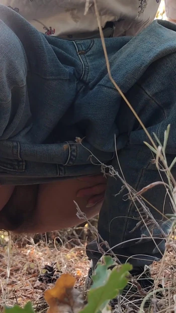 Обязательный для обмена момент из "Рыжая рискованно мастурбирует и писает в лесу, 4K"