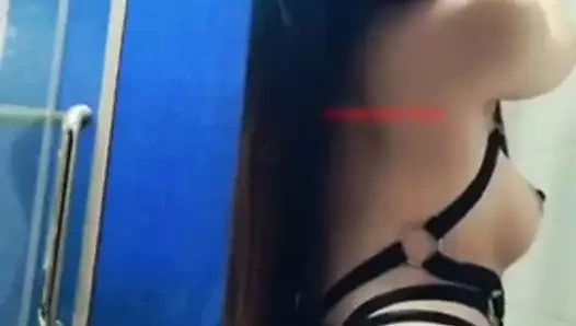 Güzel kadın gizlice en yakın arkadaşının sevgilisine sordu