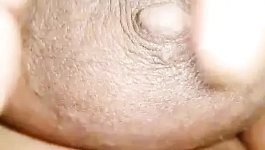 Hintli ateşli bangli bhavi güzel meme uçlarını gösteriyor