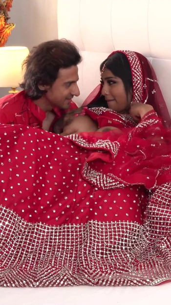 Завораживающий момент из "Настоящую индийскую юную невесту дези трахнули в задницу и киску на Сухааг Раат"