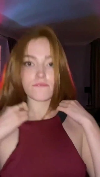 Kırmızı elbiseli kızıl saçlı