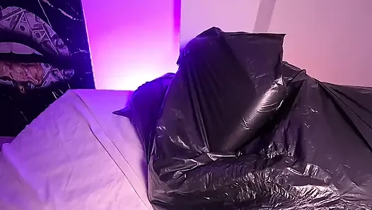 Çöp torbasındaki kız nefesiyle oynuyor