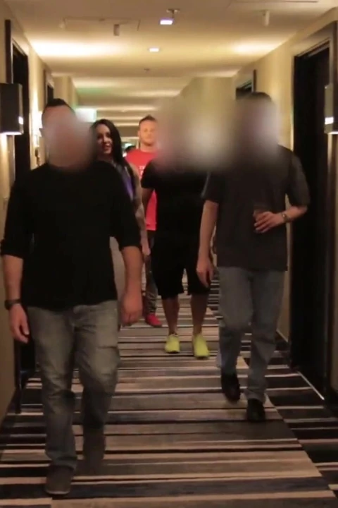 Ashton röportajla Vegas'ta grup sekse hazırlanıyor