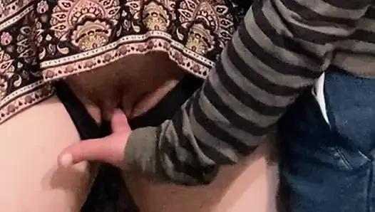 Yaşlı üvey baba amını parmaklıyor