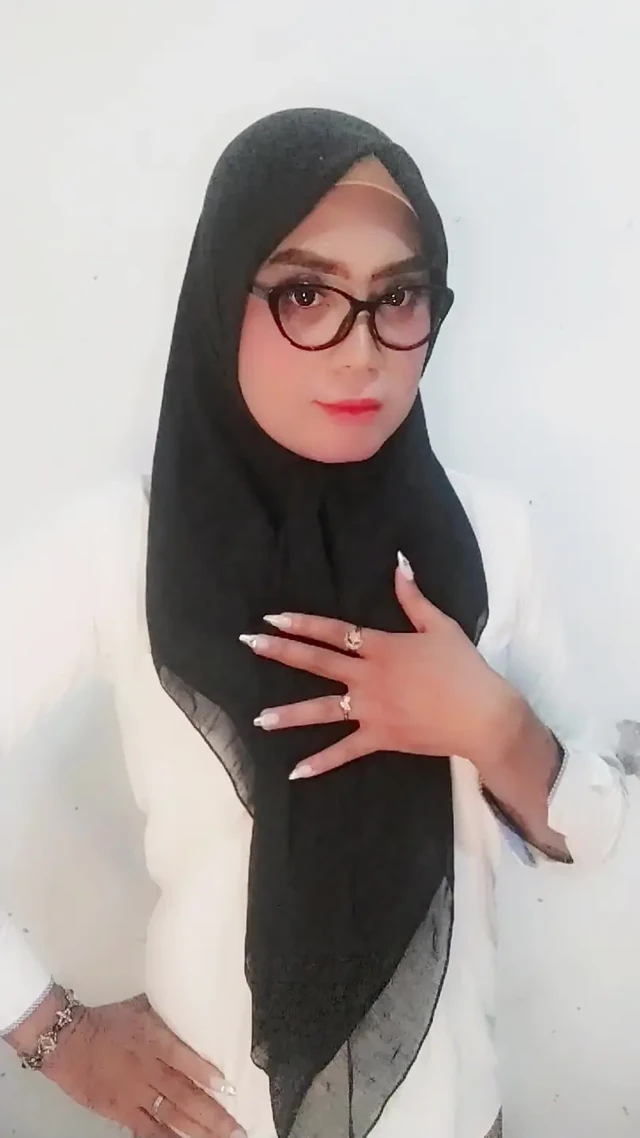 Tesettürlü öğretmen ağzına boşalmak istiyor