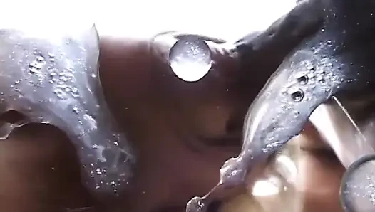 Sapık sarışın götünü sert yarakla pompalatmadan önce folyoya sarılıyor