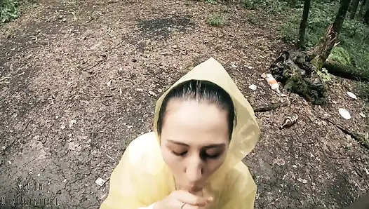 Sarı yağmurluklu zenci lynn ormanda yarak emiyor - açık havada sakso ve ağzına boşalma